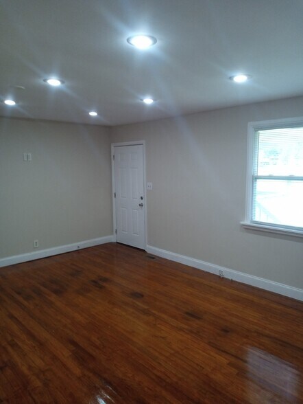 Building Photo - 244 Parker Dr
