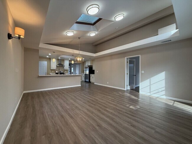 Building Photo - Nice and bright detached single-family res...