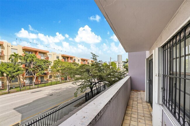 Building Photo - 777 SW 9th Ave