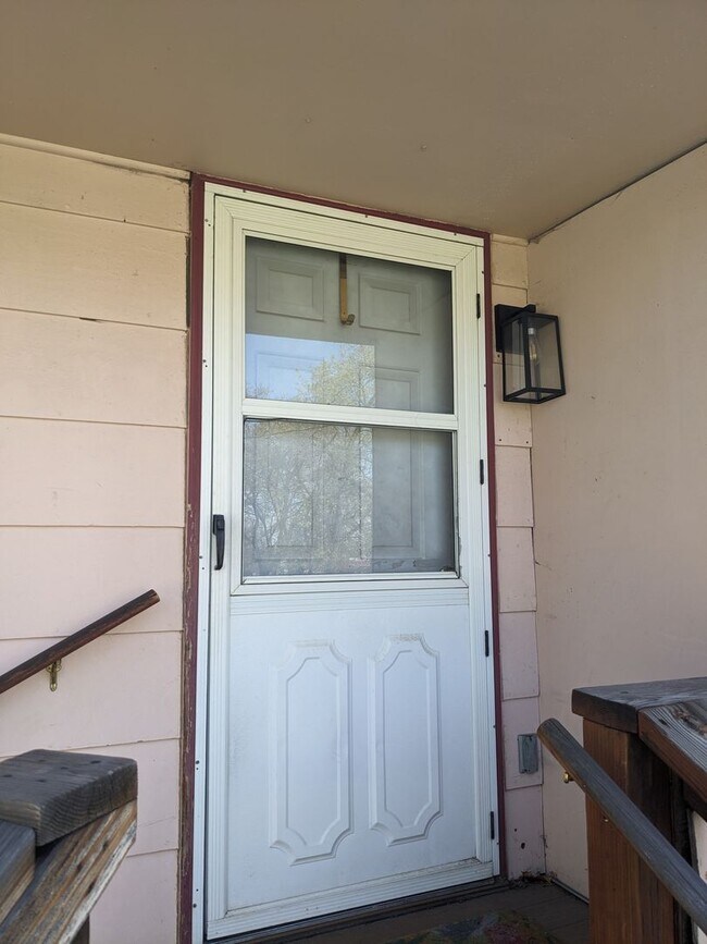 Building Photo - Cherry St Duplex