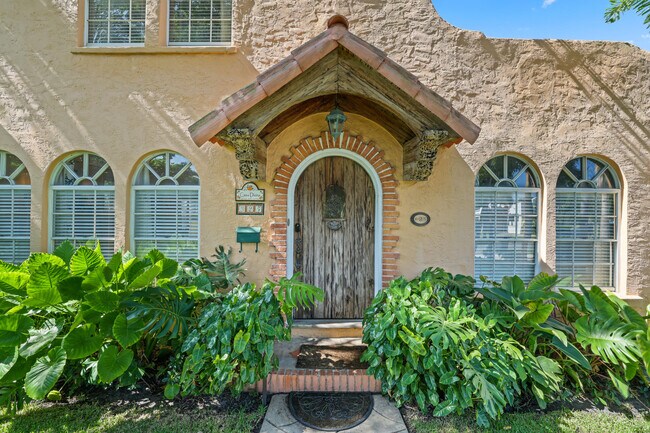 Building Photo - 325 Greymon Dr