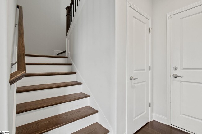 Building Photo - 222 Montview Cir