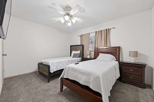 Building Photo - 10726 Village Trail Dr