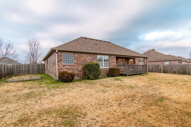 Building Photo - 4 Bedroom Brick home in Central Fayetteville!