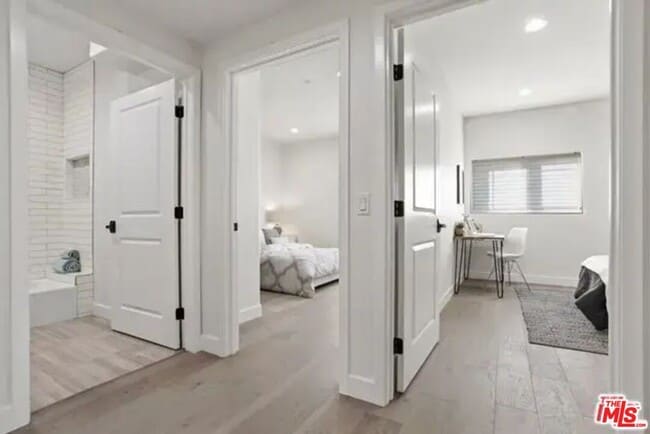 Building Photo - 5019 W Maplewood Ave