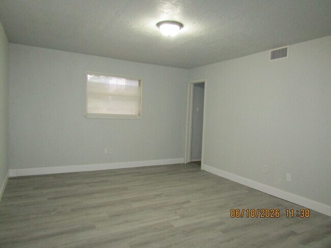 Building Photo - Freshly Painted/New Flooring home located closed to downtown Lawton/Ft. Sill
