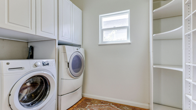 Laundry Room - 1025 Gold St