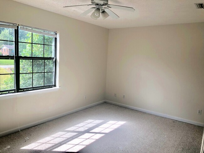 Building Photo - 2 BR 2.5 bath townhouse close to Troy University