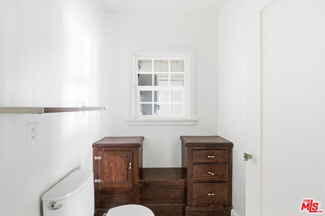 Building Photo - 1357 Cloverdale Ave