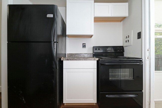 Building Photo - 2 bedroom, 1.5 bath home for rent in the h...