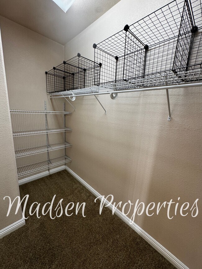 Building Photo - 121 Hart Ln