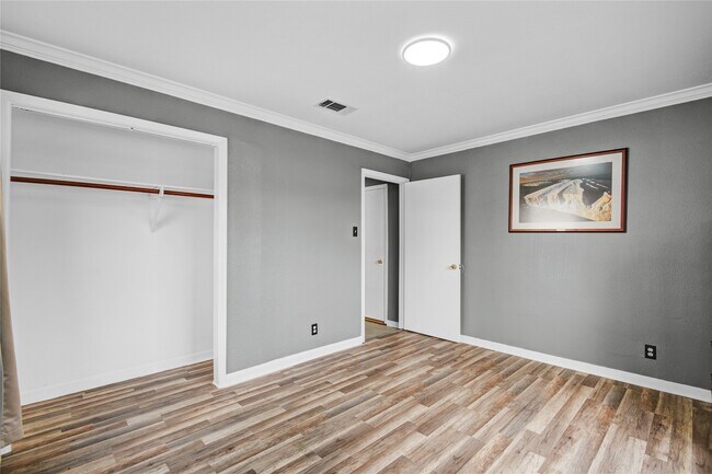 Building Photo - 8565 Ridgepoint Dr