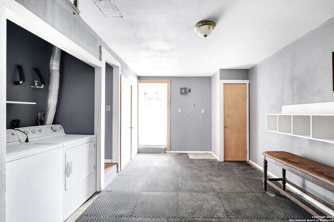 Building Photo - 358 Saratoga Dr