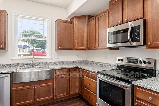 Building Photo - 214 Mansfield St