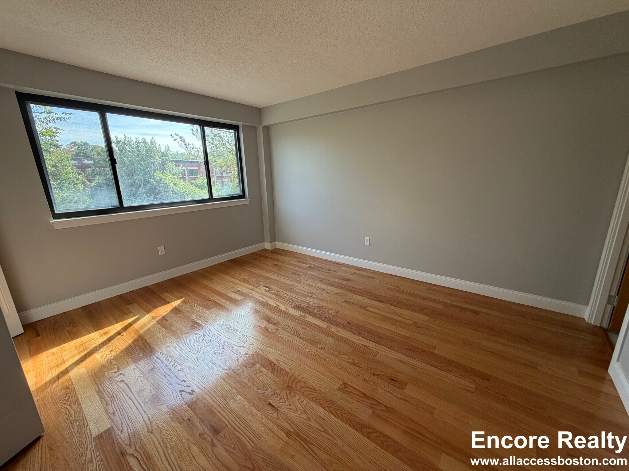 Building Photo - 1850 Beacon St