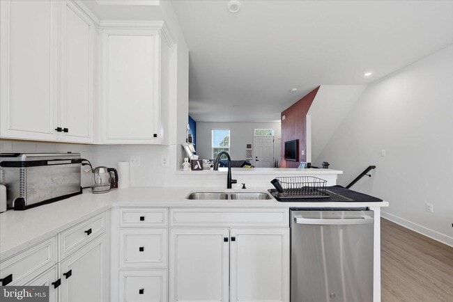 Building Photo - 2027 Track Cir