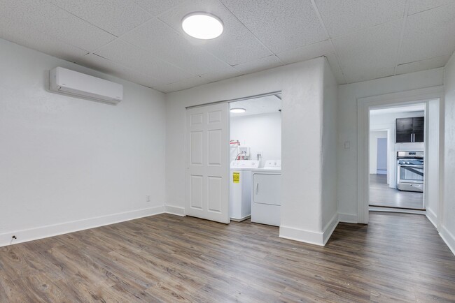 Building Photo - 826 E Warrington Ave