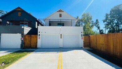 Building Photo - Stunning Duplex with Garage & Modern Finishes