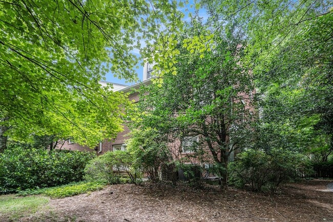 Building Photo - Luxury Townhome Where Midtown Meets Buckhead