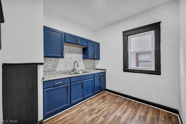 Building Photo - 12001 Oakview Ave