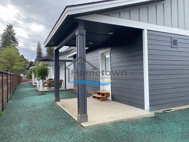 Building Photo - Beautiful 946 Square-Foot Custom Craftsman Home in Coeur d'Alene with 2 Bedrooms and 1.5 Bathrooms!