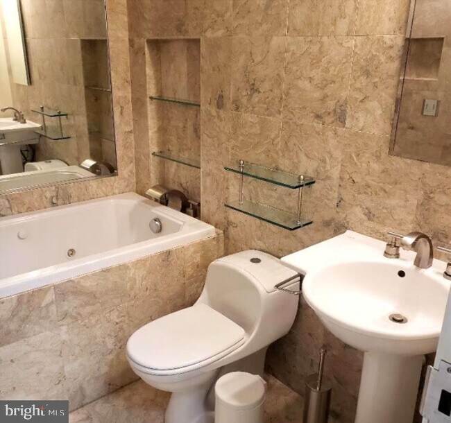 Building Photo - 1530 Key Blvd