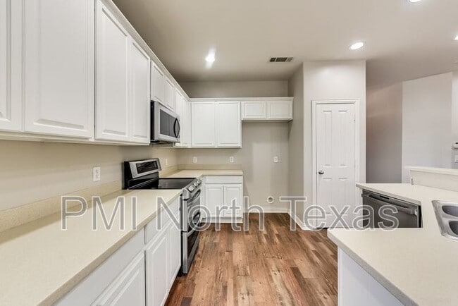 Building Photo - 1325 Mockingbird Dr