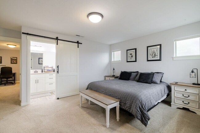 Building Photo - Charming Redmond Craftsman Retreat – Stylish 3-Bed, 3-Bath Home with Community Amenities