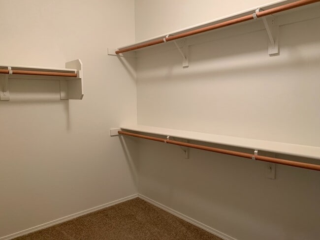 Building Photo - Spacious 1st Floor Beauty!