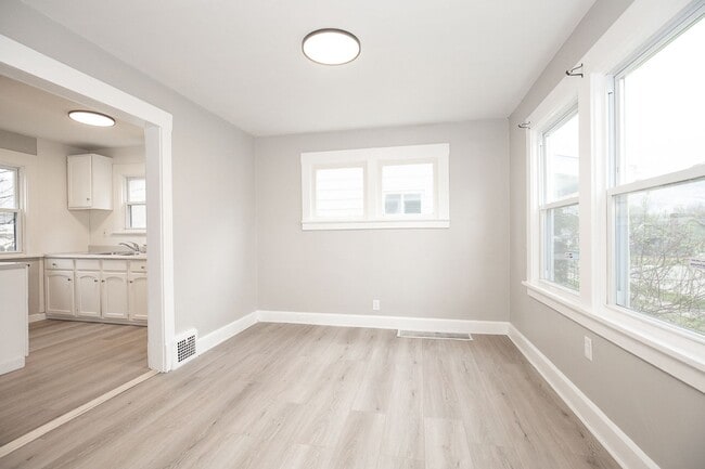 Building Photo - 3-BED, 1 BATH BEAUTIFUL SINGLE- FAMILY HOME IN MAPLE HEIGHTS!