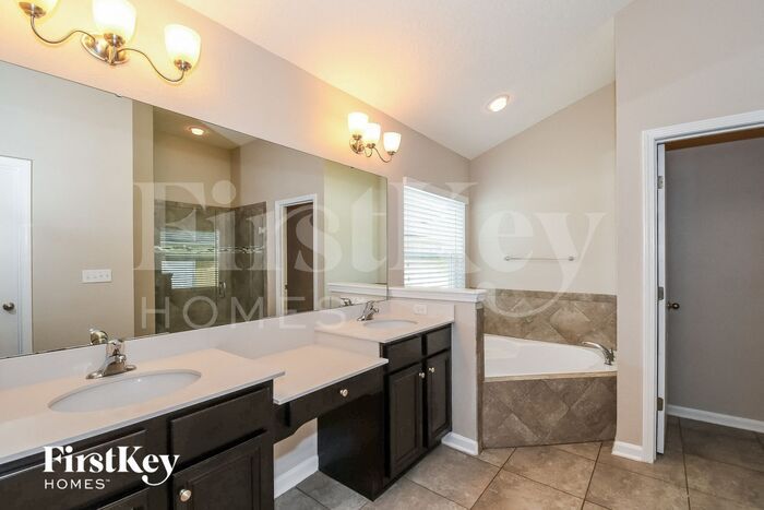 Building Photo - 15612 Mason Lakes Dr