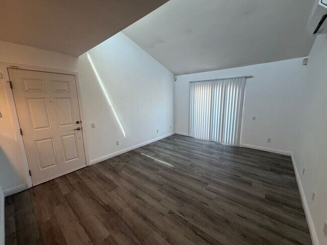 Building Photo - 5402 Balboa Arms Dr