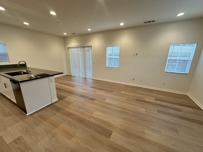 Building Photo - 176 N Sutter Ave