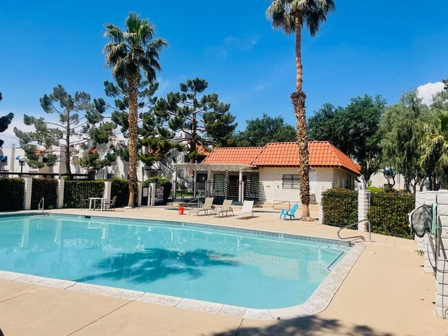 Building Photo - Summerlin 2 Bedroom Condo Renovated Kitche...