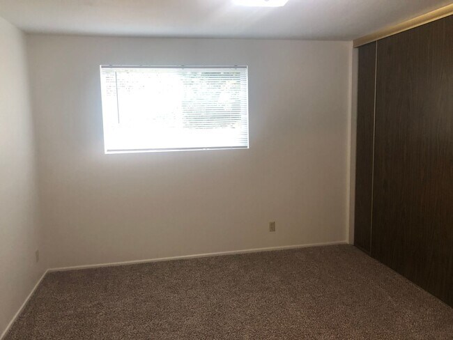 Building Photo - 3 bedroom, 1 bath house in Springfield!