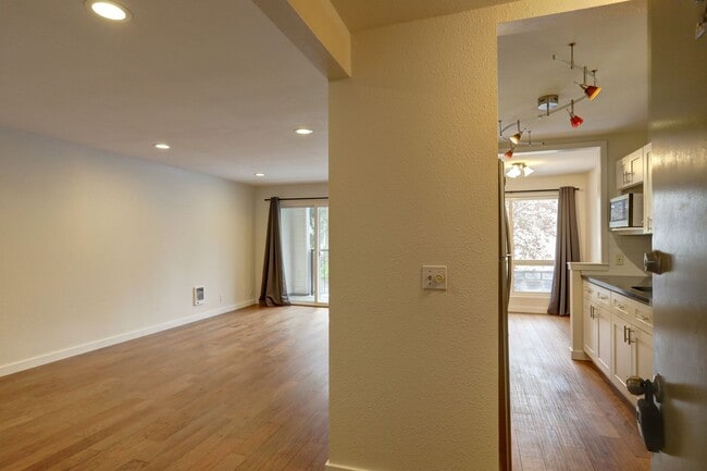 Building Photo - Prime Bellevue Location | 2 Bed Condo + Garage + Pool