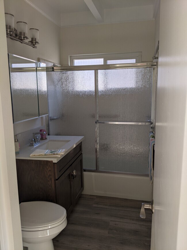 Front Bathroom - 6949 Trolleyway