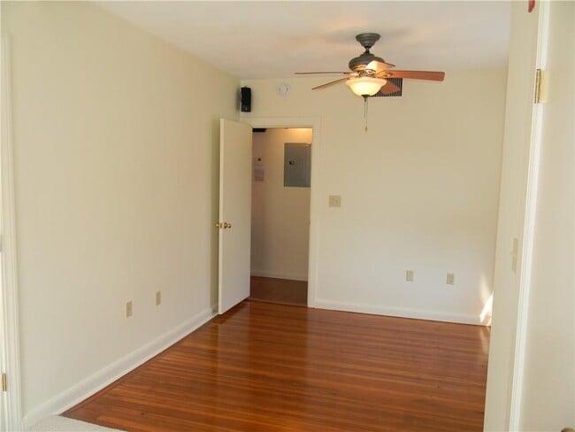 Building Photo - 152 Elmgrove Ave