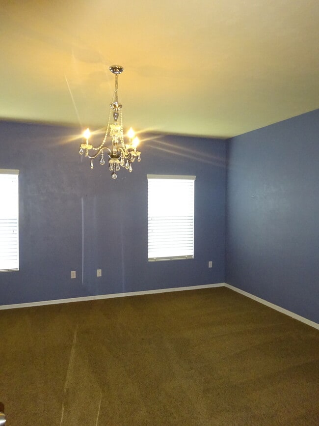 Building Photo - Great Home in Ellis Park. Sub Lease