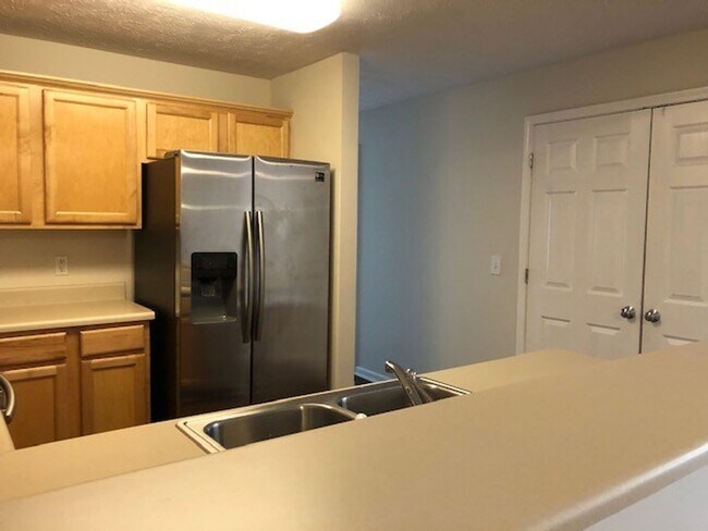 Building Photo - Southern Edge Condo - Close to Campus