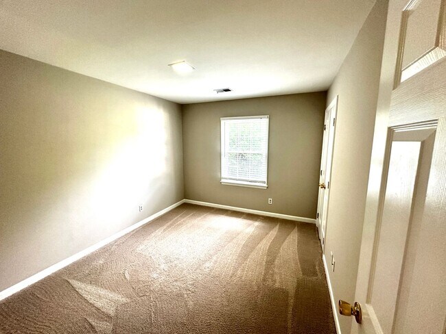 Building Photo - NOW AVAILABLE! Luxurious Town home in Nort...