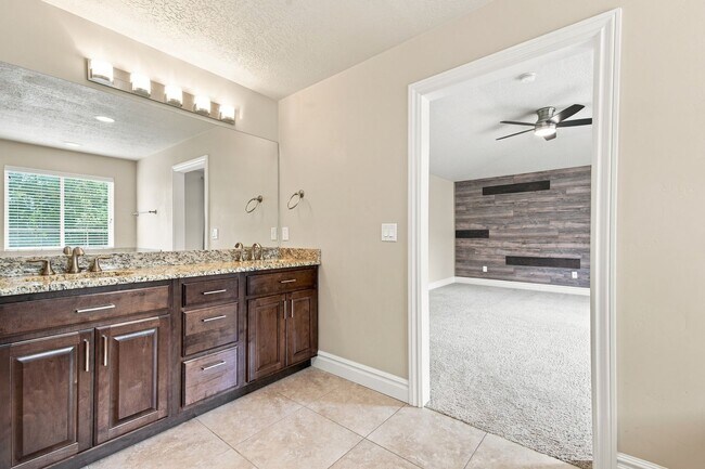 Building Photo - Quiet & Spacious 4 Bed Holladay Home – Walk-In Closets & Big Backyard!!!