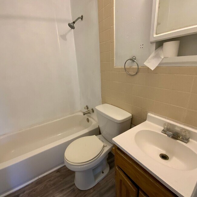 Building Photo - 3 Bedroom 1 Bath home Call today for Move in Special