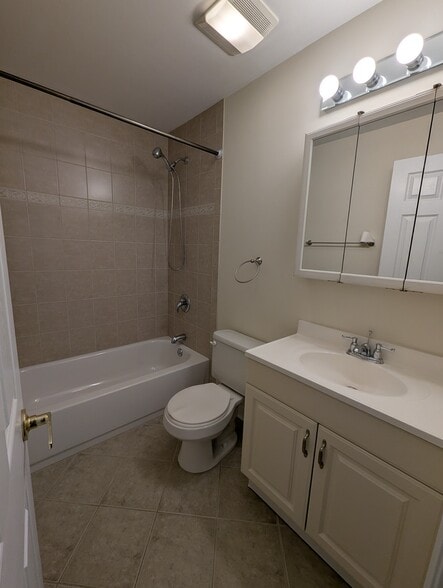 Building Photo - 16W465 Mockingbird Ln