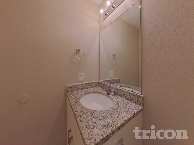 Building Photo - 15684 Del Norte Dr