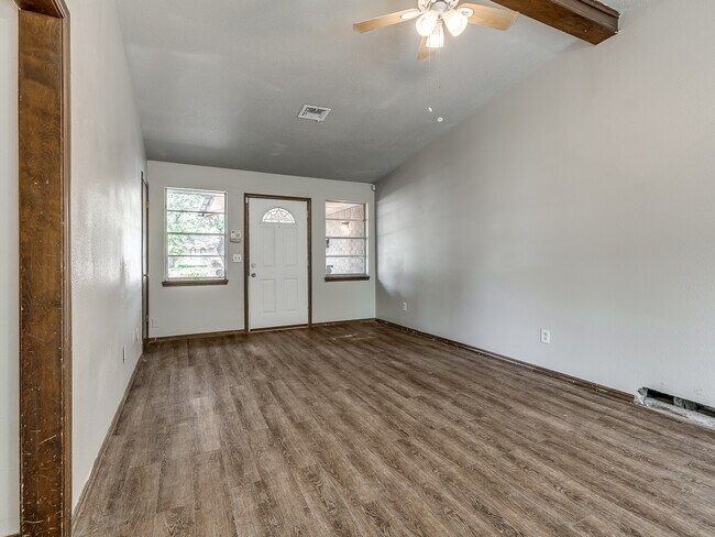 Building Photo - 604 Greenvale Rd
