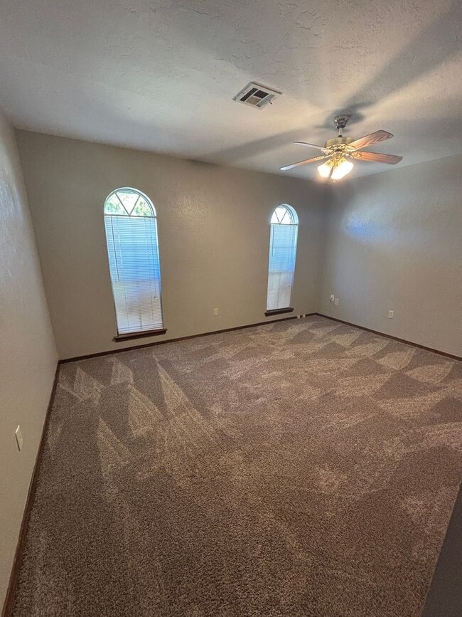 Building Photo - Spacious 3 bedroom, 2 bathroom home availa...