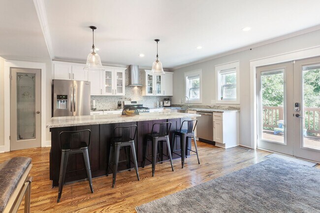 Building Photo - Gorgeous 4/3.5 w/ Bedroom on Main & Large,...