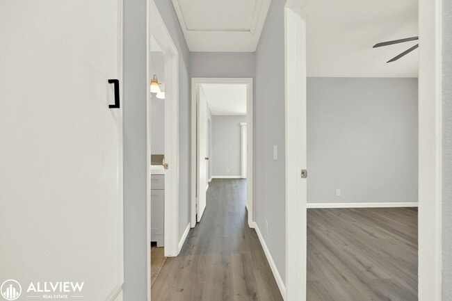 Building Photo - Newly Remodeled 4-Bedroom Gem with Spaciou...
