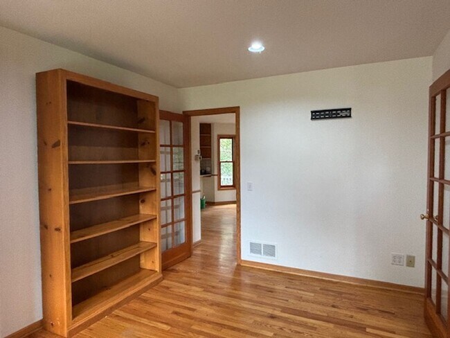 Building Photo - Spacious 4 BR/4 BA Single-Family Home in a...